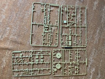 Prodám stavebnici M-151 A2 MUTT WITH TOW MISSILE LAUNCHER, - 3