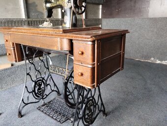 Starý šlapací šicí stroj Singer - 3