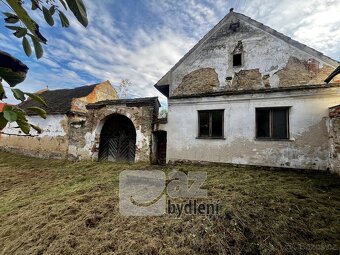 Stylový statek s uzavřeným dvorem a velkými přilehlými pozem - 3