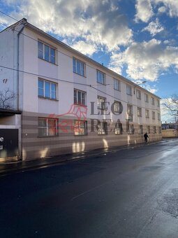 Prodej administrativní budovy cca 1250 m2 + 30 parkovacích m - 3