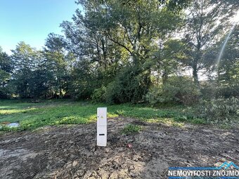 Prodej 3 stavebních pozemků, oblast pod zámkem, obec Jarosla - 3
