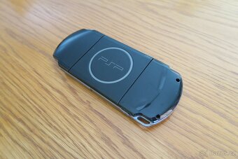 PSP 3000 s original pouzdrem a kabelem - 3