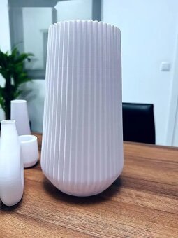 Minimalistická váza s jemným žebrováním - 3