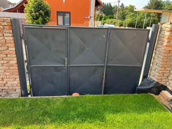 Plechová vjezdová vrata vč. sloupků, pantů - 3