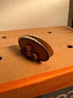 Dřevěný stojánek na ubrousky s retro dekorem - 3