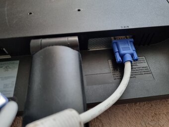 LCD Monitor s VGA 23" pro starší PC, kamery, atd - 3