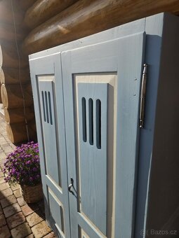 Krásná selská skříň po renovaci - 3