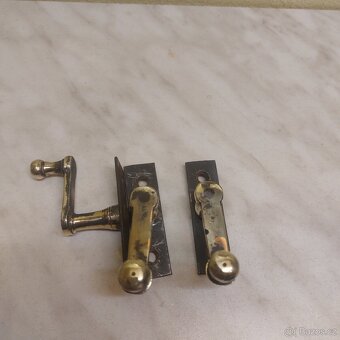 Staré mosazné klíčky k oknům. - 3