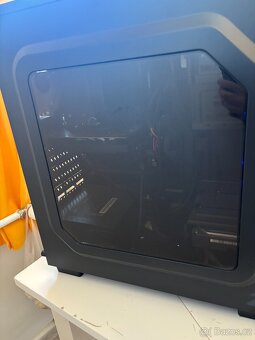 Stolní počítač, monitor a klávesnice - 3