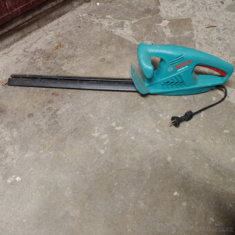 ELEKTRICKÝ ZASTŘIHÁVAČ ZIVÉHO PLOTU - 3