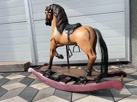 Veliký dřevěný houpací kůň na kolečkách malovaný - 3