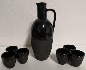 Čierny krčah s poharikmi na pitie súprava ľudová keramika - 3