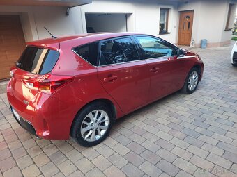 Toyota auris 1,6i 96kw r.v 2014 naj 70t automat - 3