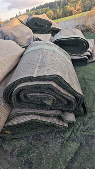 Fotbalový kvalitní použity trávník 40mm po rolích 66m² - 3