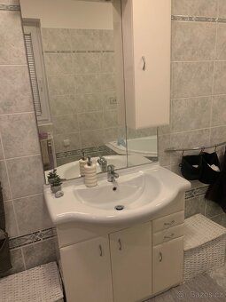 Koupelnový nábytek s umyvadlem a baterií - 3