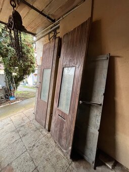 Dvoukřídlé retro dveře s kováním - 3