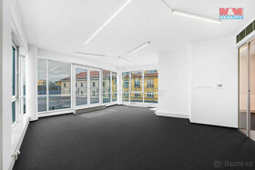 Pronájem kancelářského prostoru s terasou, 433 m², Praha - 3