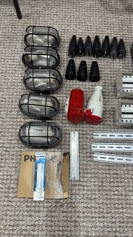 elektro instalační material jističe, světla, vidlice, zásuvk - 3