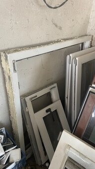 Plastová okna s izolačními trojskly, bílá/hnědá - rekonstruk - 3