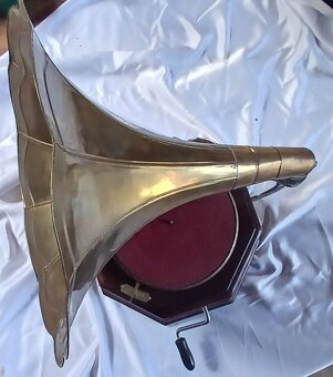 Gramofon "His Master's Voice" - 3