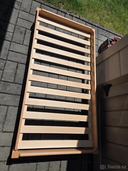Dřevěná postýlka z Ikea + přidám 2 matrace. Odvoz z Drahelči - 3