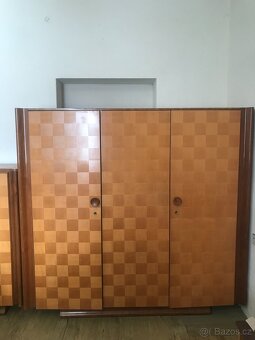 Prodej kompletní starožitné ložnice-postel,skříně,zrcadlo - 3