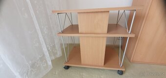 Televizní stolek na kolečkách - 3