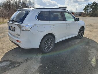 Mitsubishi Outlander PHEV - 3