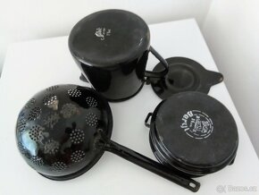 Černé, staré, smaltované nádobí - 3