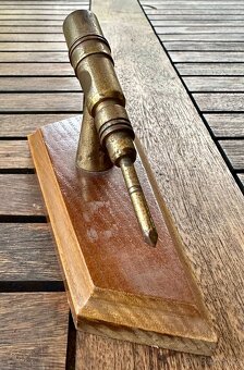 Těžítko hornické sbíječka MOSAZ na dřevě šachta důl - 3