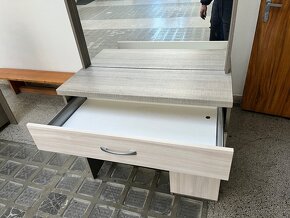 kadeřnický nebo kosmetický stolek se zrcadly a recepci - 3