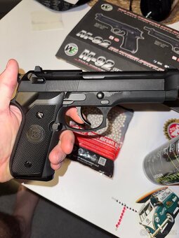 Plynová Airsoft pistole WE M-92 - 3