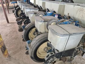 Secí stroj Kinze 3000 8 řádků - 3