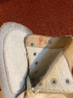 Dva páry dívčích bruslí - 3