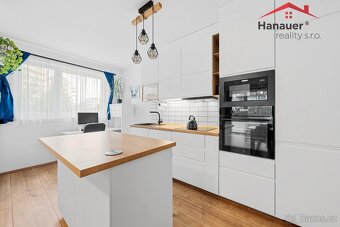 Prodej bytu 2+kk, 58 m2 s velkým balkonem a garážovým stáním - 3