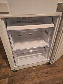 Chladnička s mrazničkou Samsung - vestavná - 3