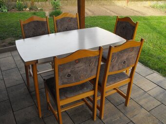 5x čalouněné židle z masivu + jídelní stůl - 3