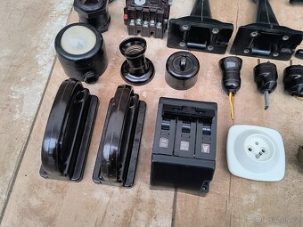 Starožitné bakelitové věci (jističe, kryty, zásuvky...) - 3