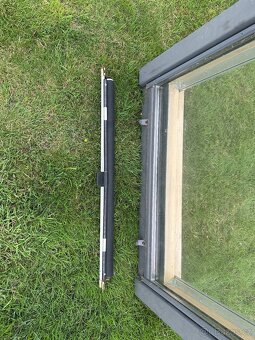 Prodám dřevěné střešní okno Velux 140x78 - 3