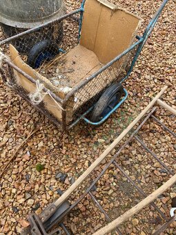 Staré zemědělské nářadí, vozík atd. - 3