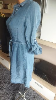 Krásné džínové šaty na knoflíky s páskem - 3