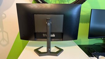 Prohnutý 2K 144Hz monitor - 3