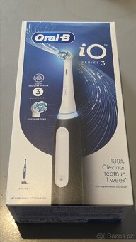 Elektrický zubní kartáček Oral-B iO Series 3 černý
- 3