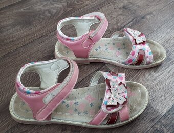 Dívčí obuv různých velikostí - 3