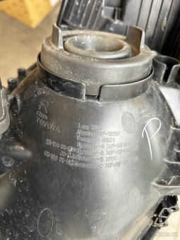 Toyota Yaris 3 rok 14/17 predni Svetla original - 3