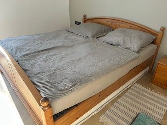 Manželská postel a prádelník z masivu - 3