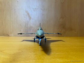 F-16 falcon - model letadla 1:72 - 3
