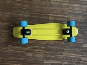 Nový pennyboard Moove, neonově žlutý s modrými kolečky - 3