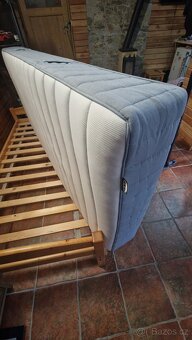 Dřevěná postel s matrací - 3