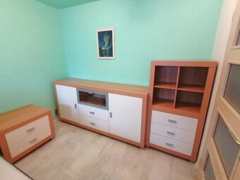 Vysoká knihovna - 3